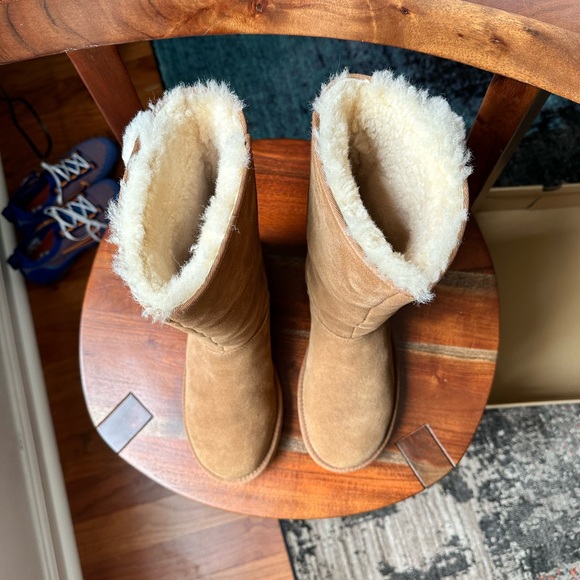 Women’s UGG Chestnut Klea Boots - Picture 12 of 16